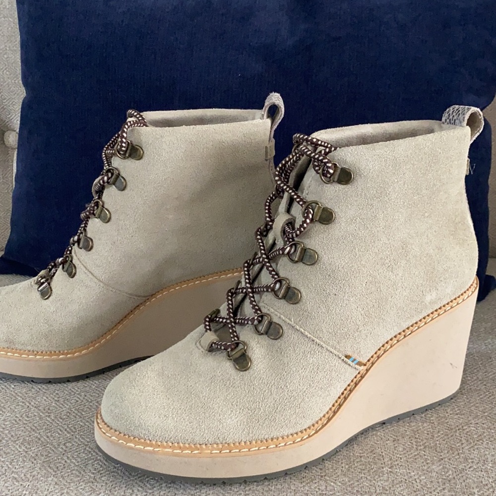 TOMS Womens Melrose Nubuck Ankle Wedge Boots - Beige